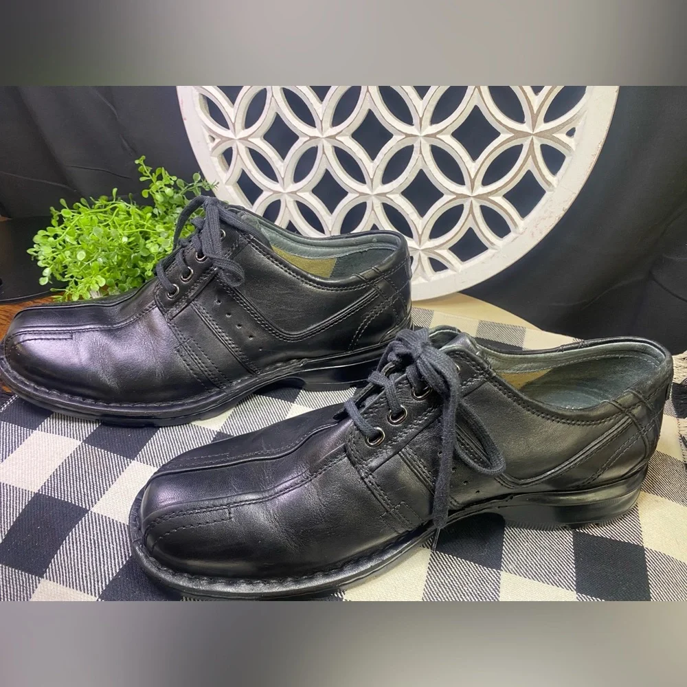 Clarks Black Leather Lace-Up Oxfords‎